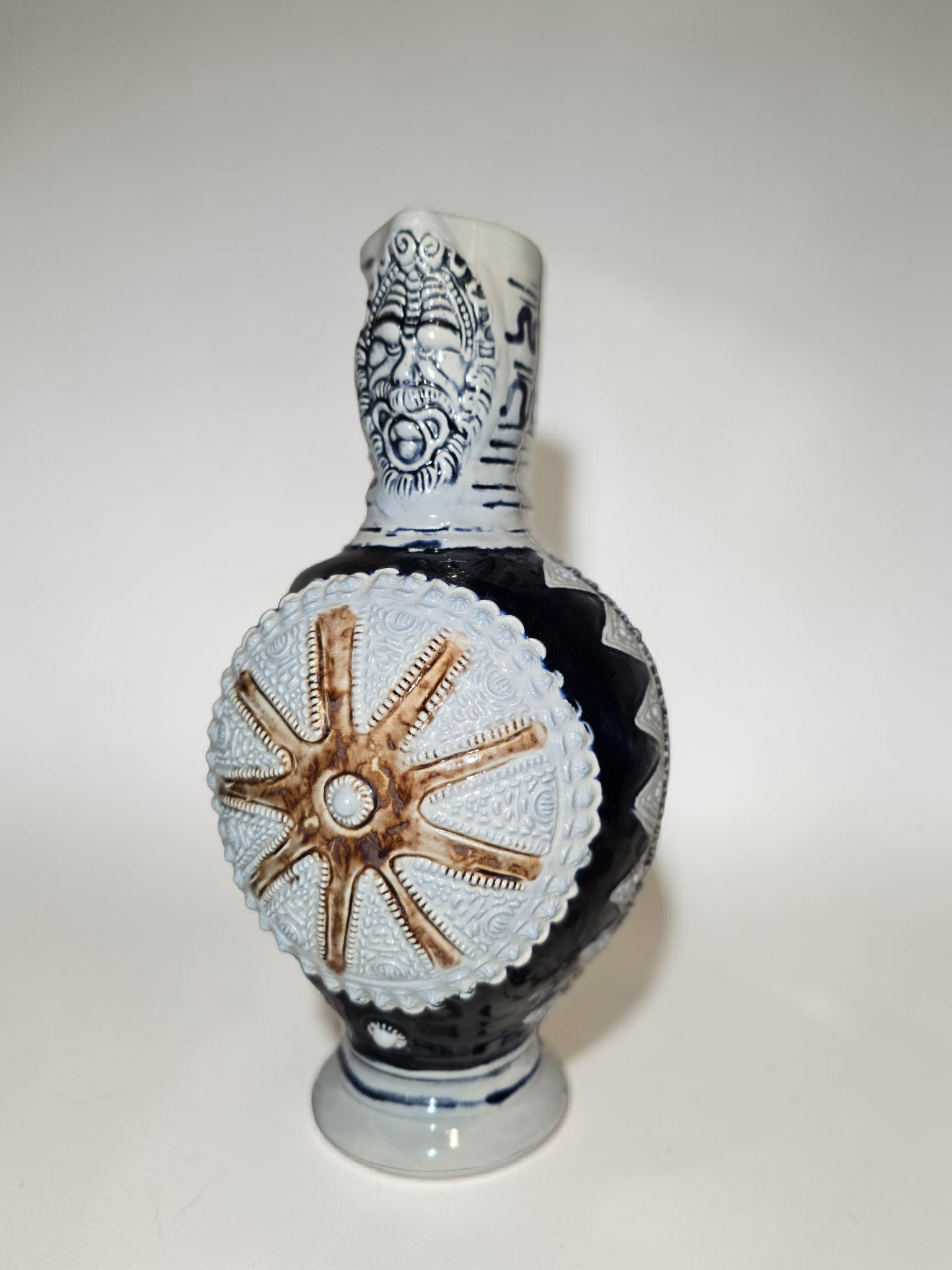 Antike Westerwald Steinzeug Flasche (ca. 1900) – Handgearbeitetes Relief