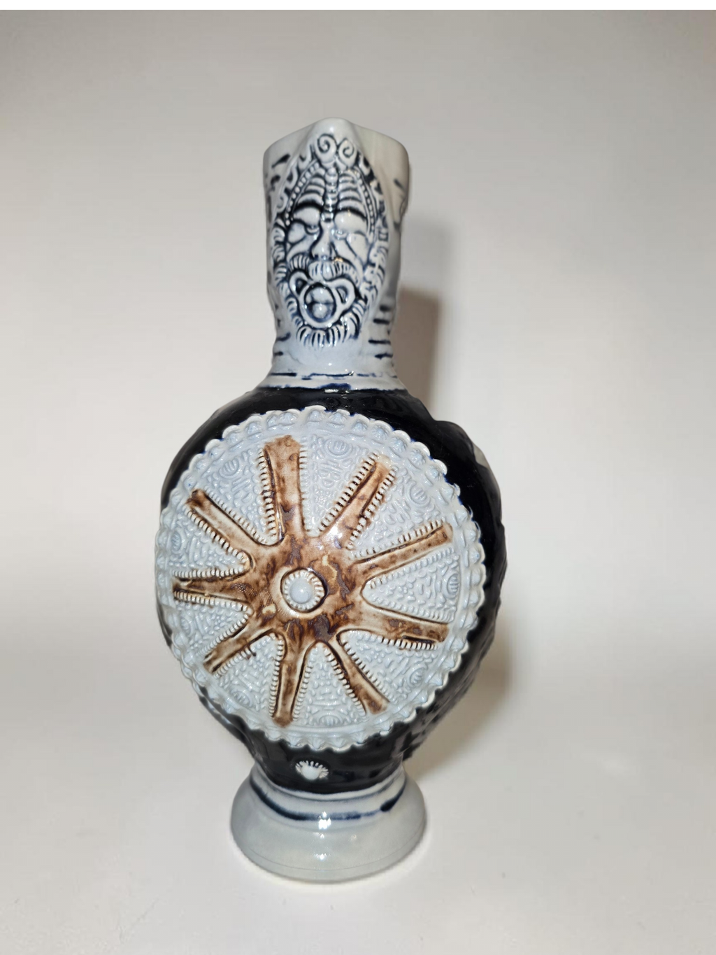 Antike Westerwald Steinzeug Flasche (ca. 1900) – Handgearbeitetes Relief