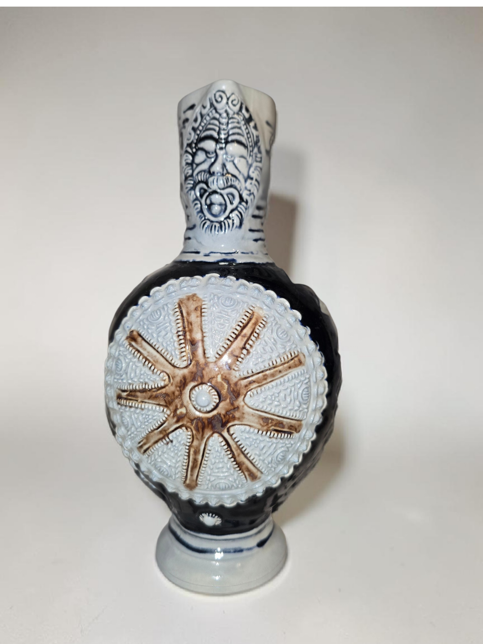 Antike Westerwald Steinzeug Flasche (ca. 1900) – Handgearbeitetes Relief