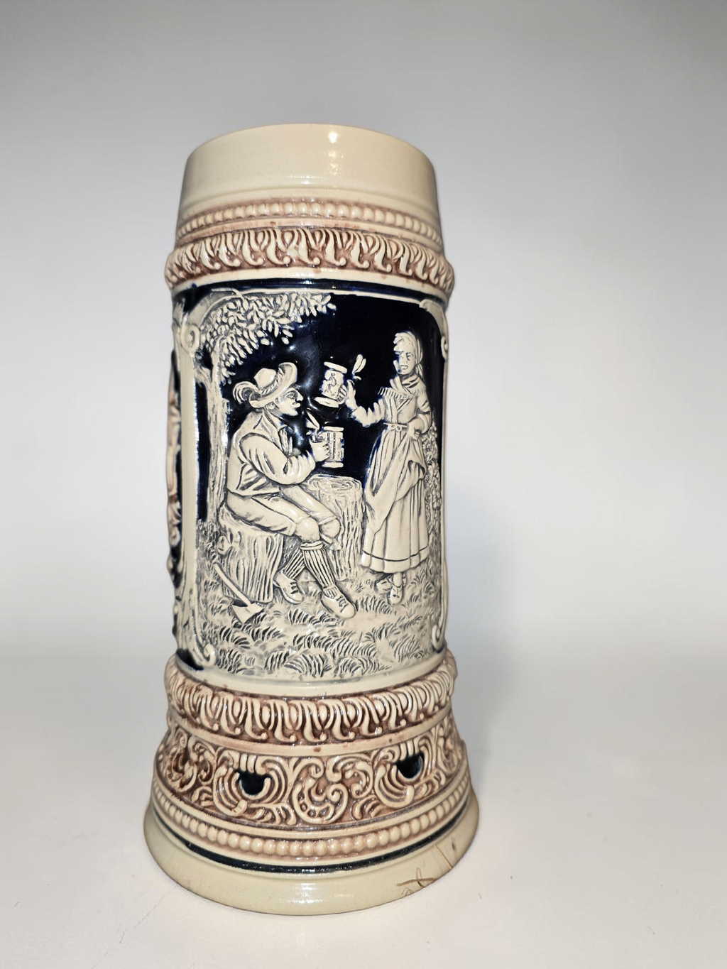 Antiker Bierkrug – Handarbeit im traditionellen Reliefstil