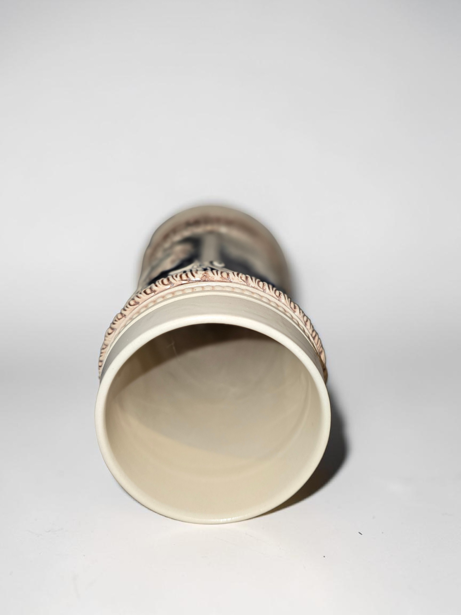 Antiker Bierkrug – Handarbeit im traditionellen Reliefstil