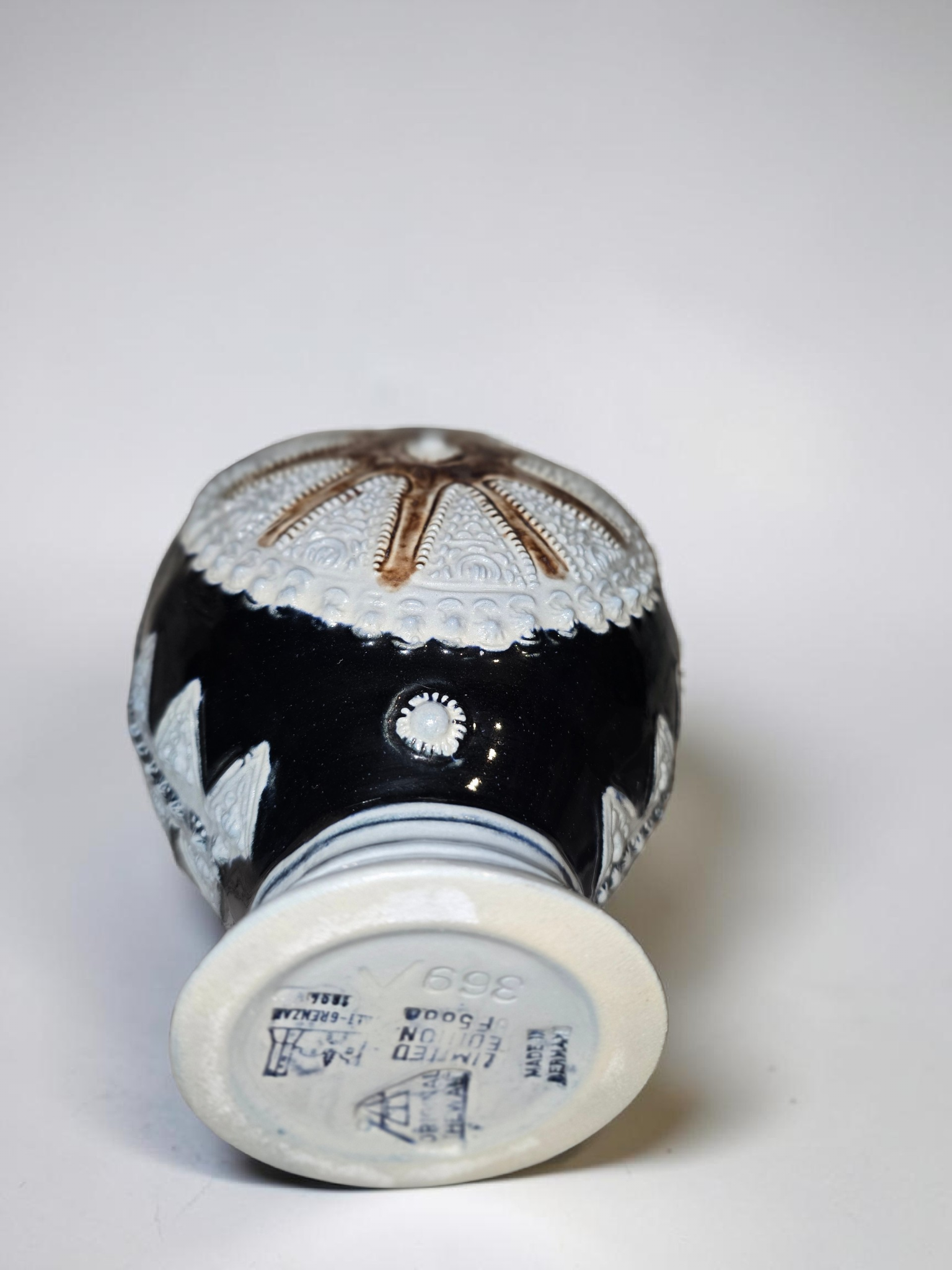 Antike Westerwald Steinzeug Flasche (ca. 1900) – Handgearbeitetes Relief