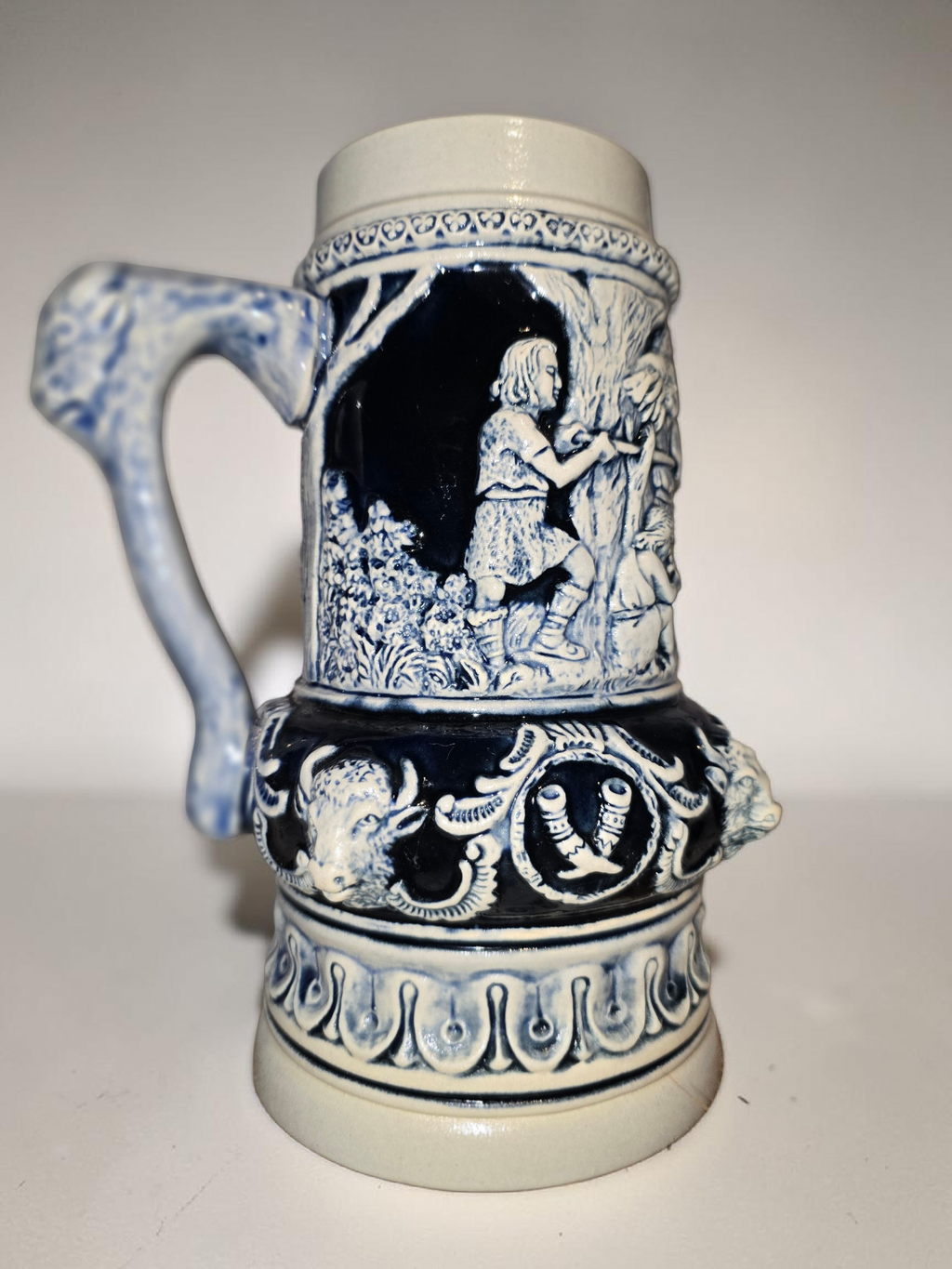 Antiker Bierkrug „Bauernszene“ – Limitierte Edition aus deutscher Keramik