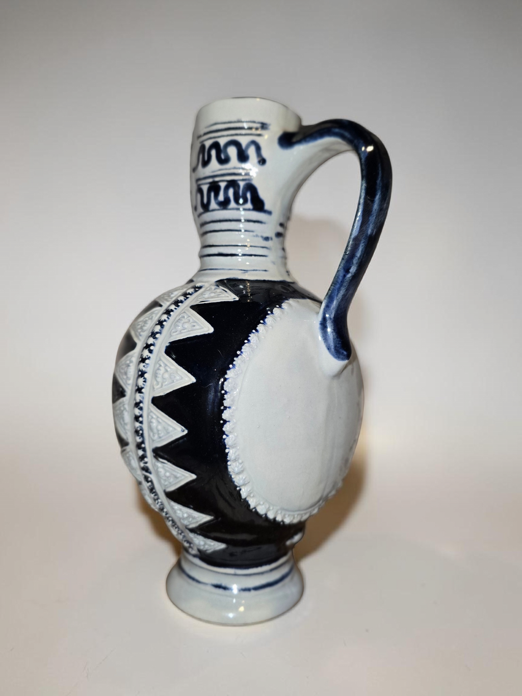 Antike Westerwald Steinzeug Flasche (ca. 1900) – Handgearbeitetes Relief