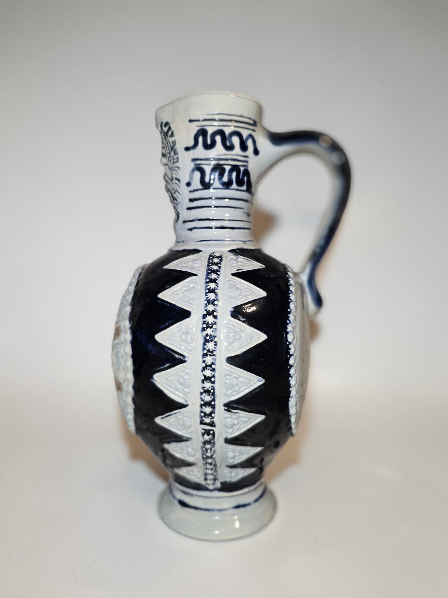 Antike Westerwald Steinzeug Flasche (ca. 1900) – Handgearbeitetes Relief