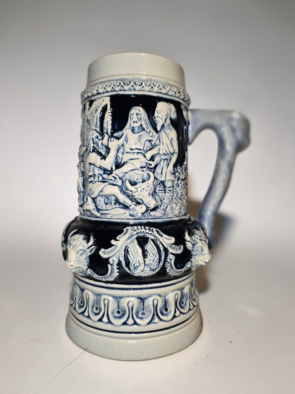 Antiker Bierkrug „Bauernszene“ – Limitierte Edition aus deutscher Keramik