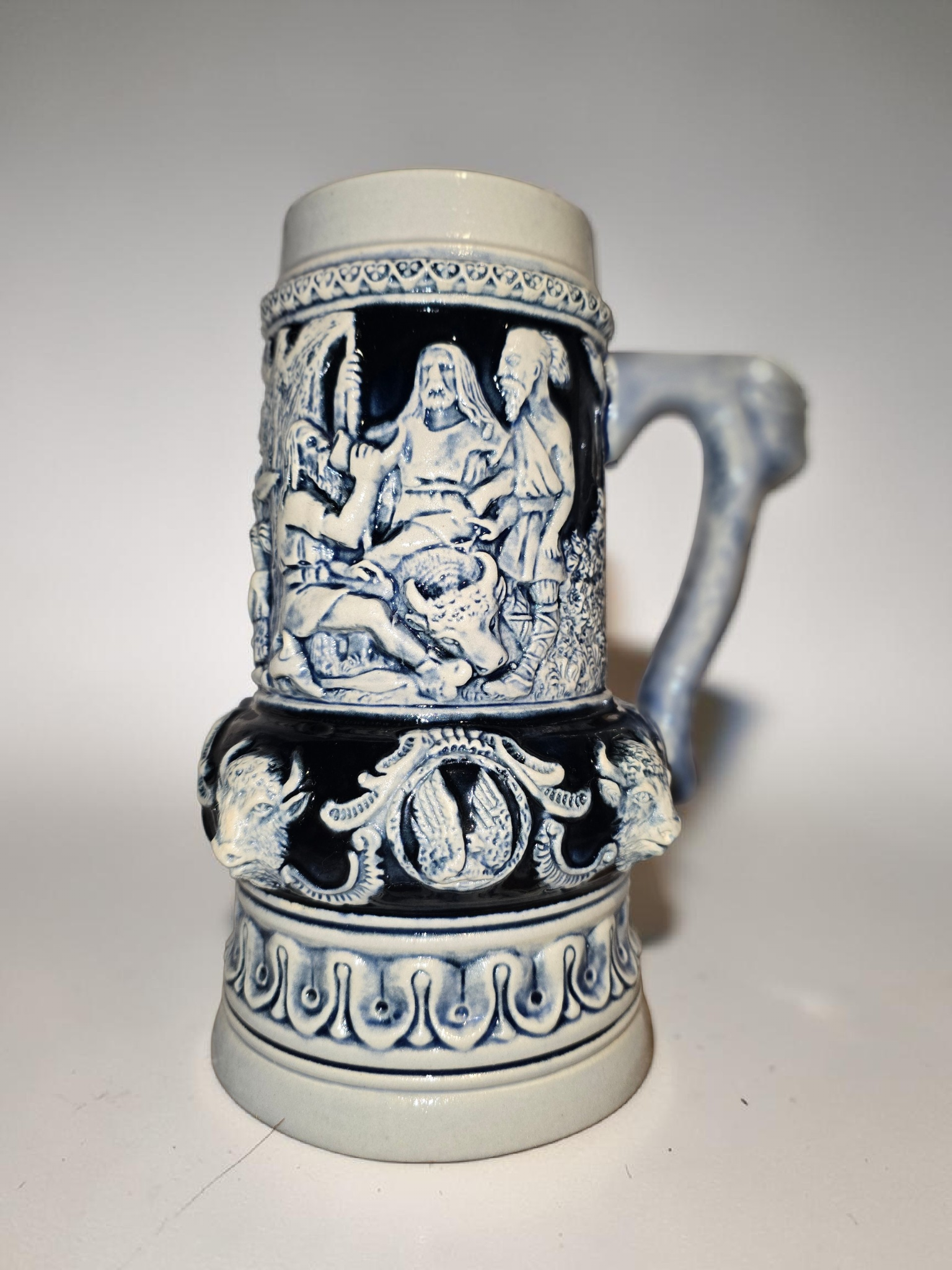 Antiker Bierkrug „Bauernszene“ – Limitierte Edition aus deutscher Keramik