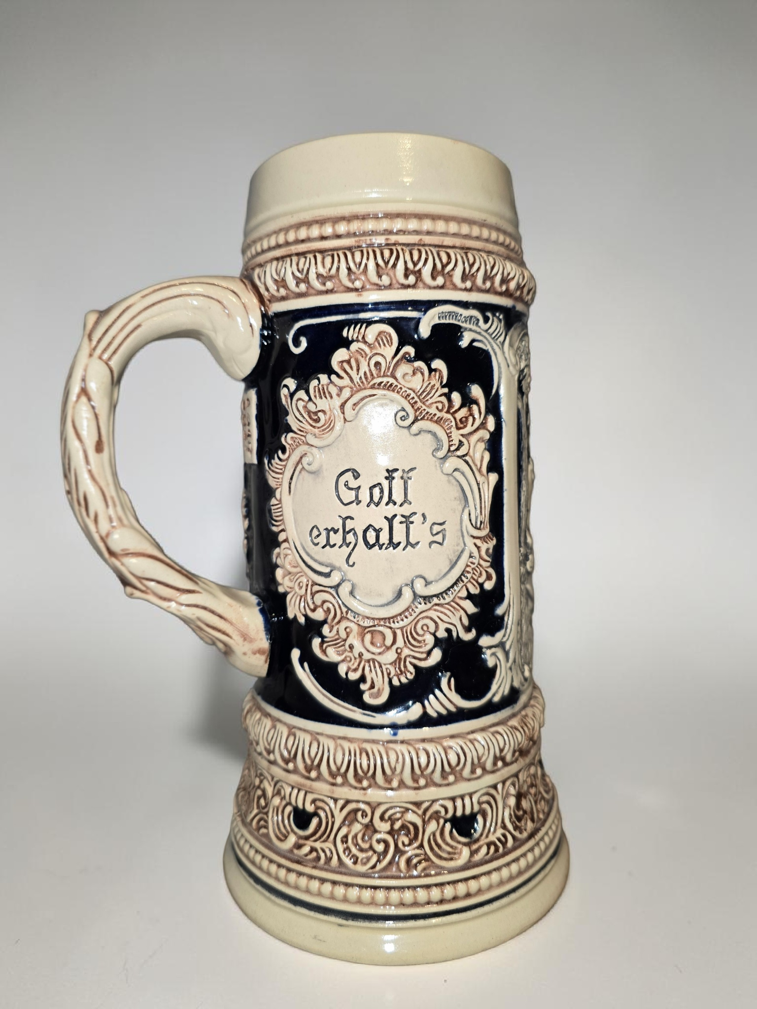 Antiker Bierkrug – Handarbeit im traditionellen Reliefstil