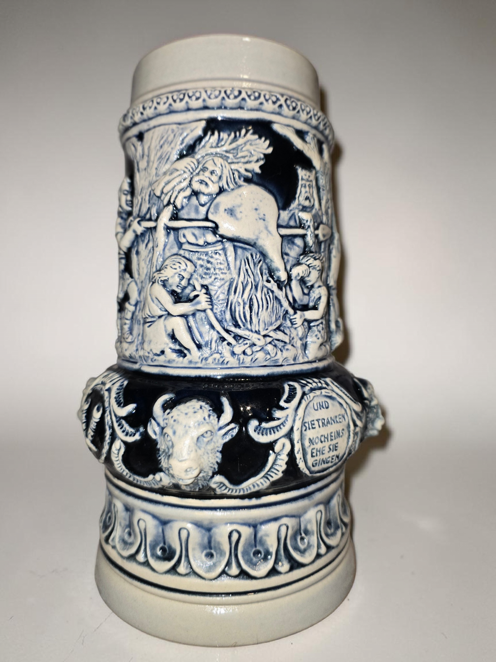 Antiker Bierkrug „Bauernszene“ – Limitierte Edition aus deutscher Keramik