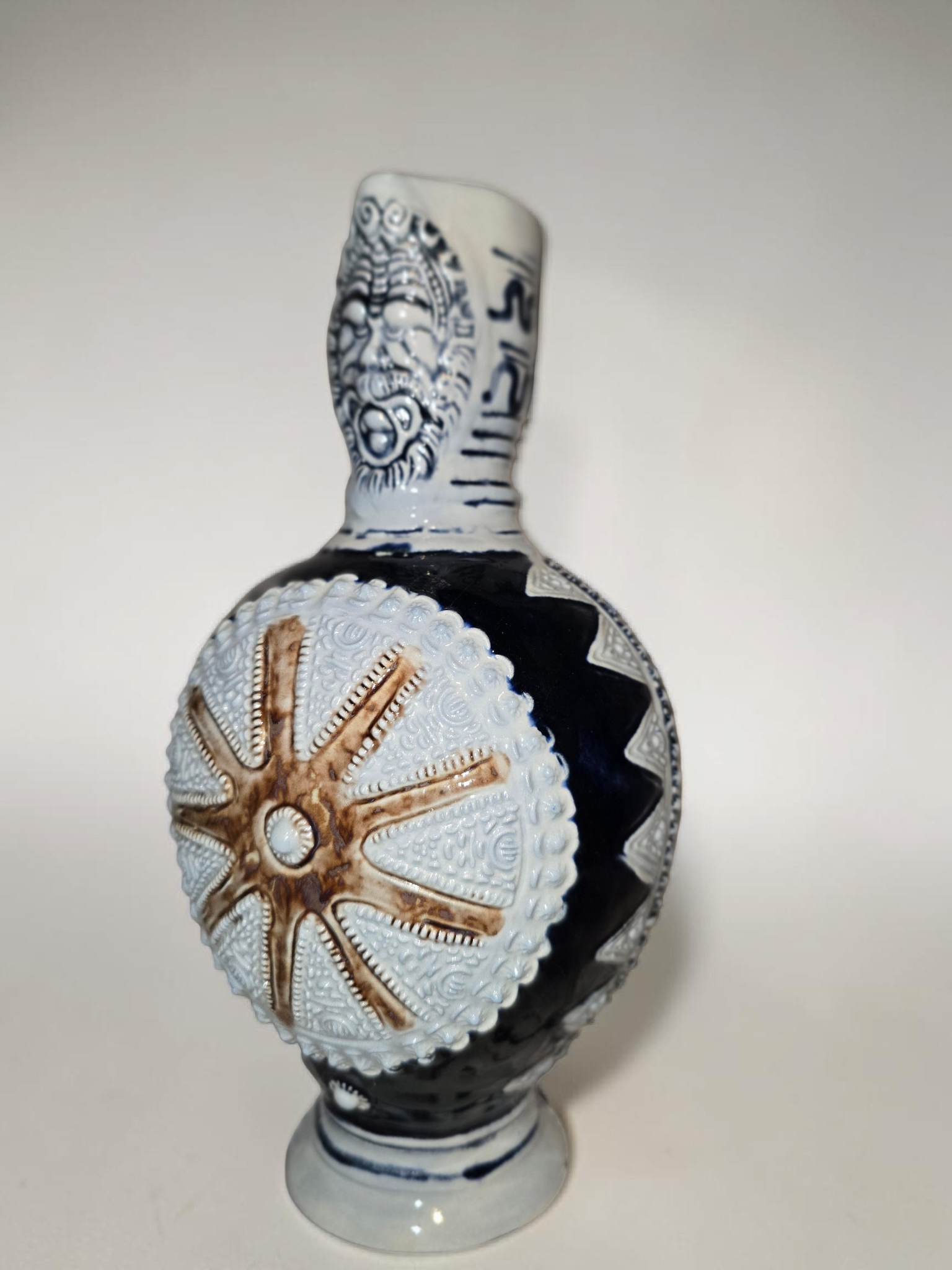 Antike Westerwald Steinzeug Flasche (ca. 1900) – Handgearbeitetes Relief