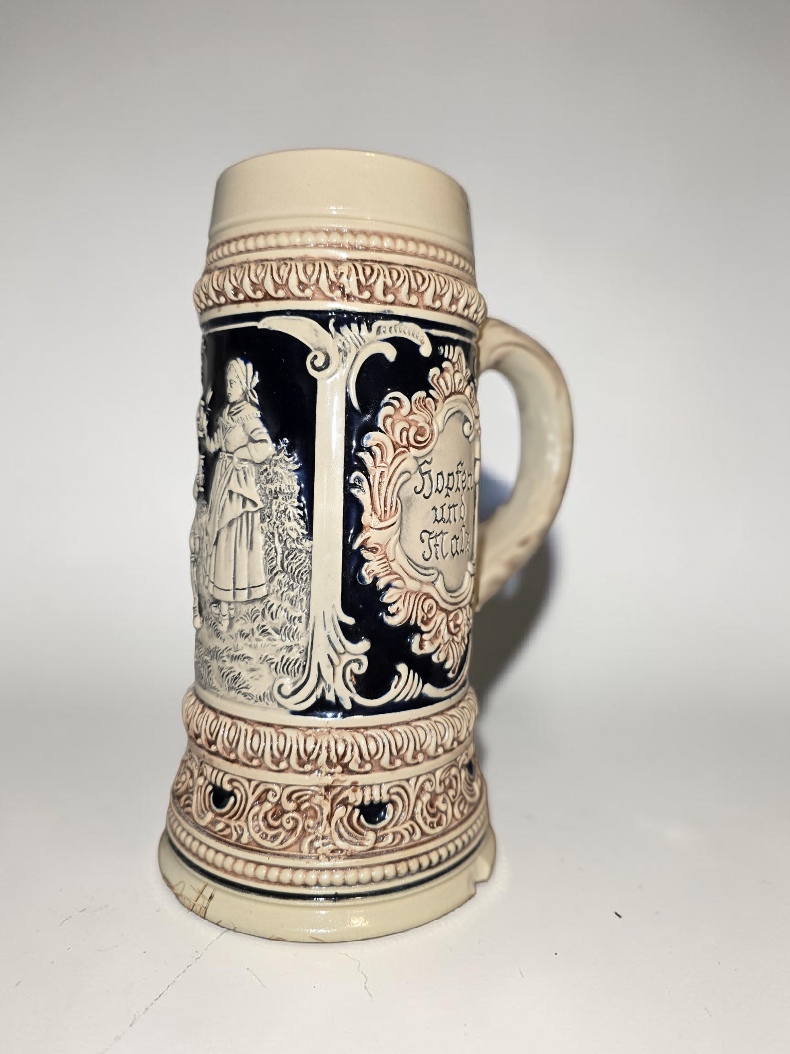 Antiker Bierkrug – Handarbeit im traditionellen Reliefstil