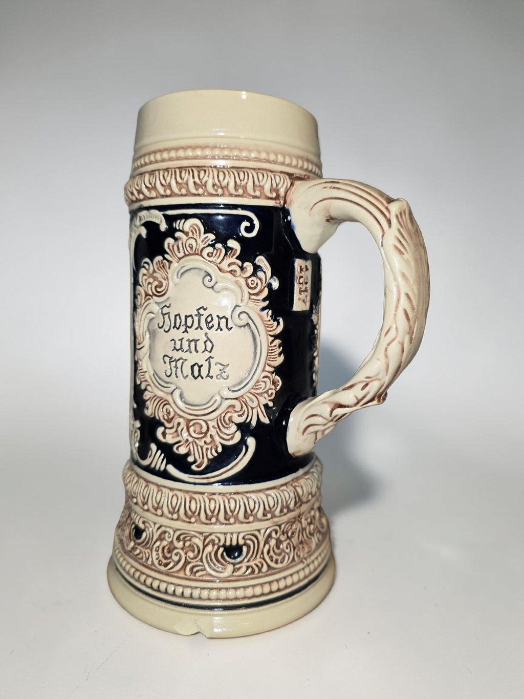 Antiker Bierkrug – Handarbeit im traditionellen Reliefstil