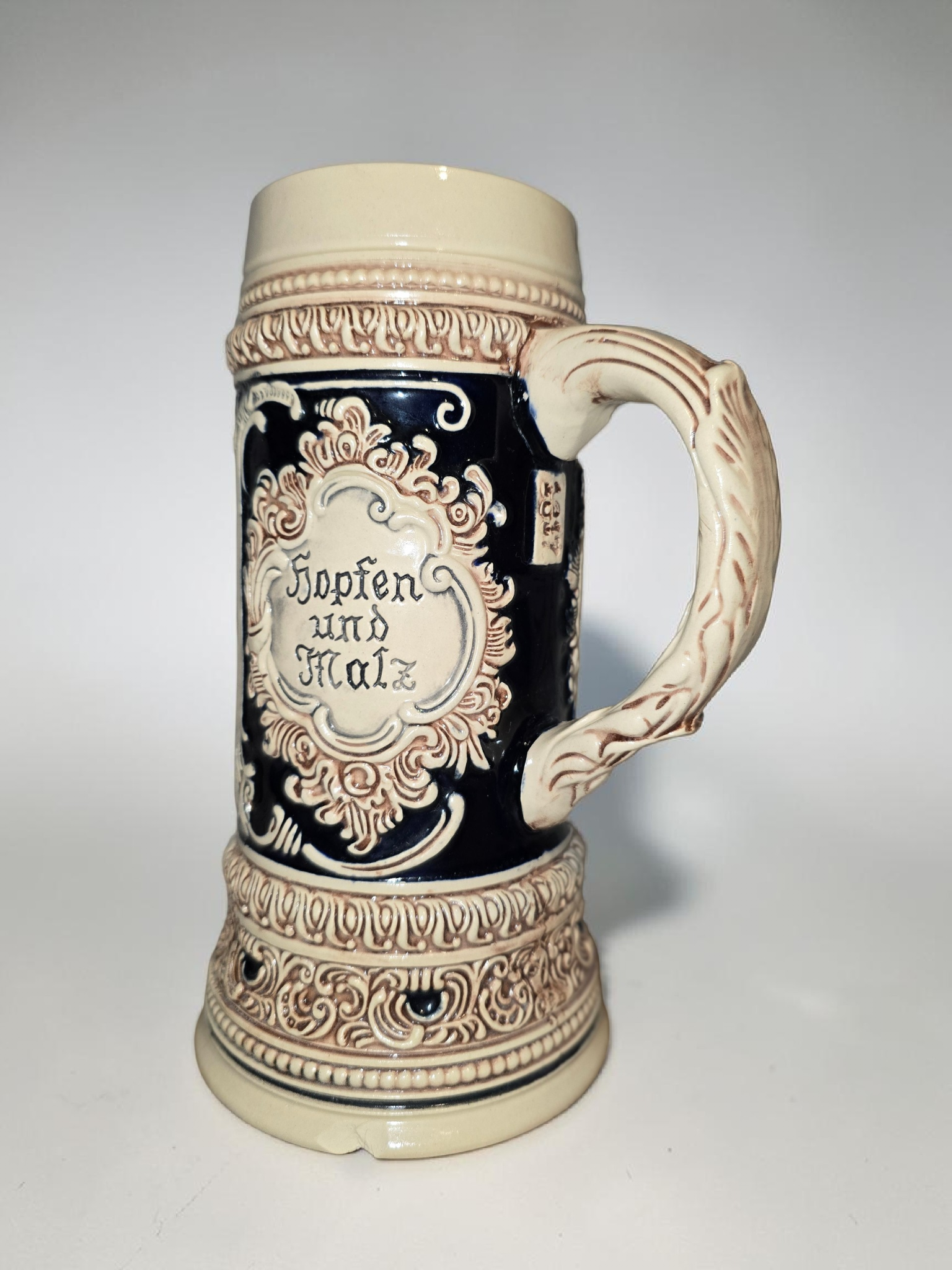 Antiker Bierkrug – Handarbeit im traditionellen Reliefstil