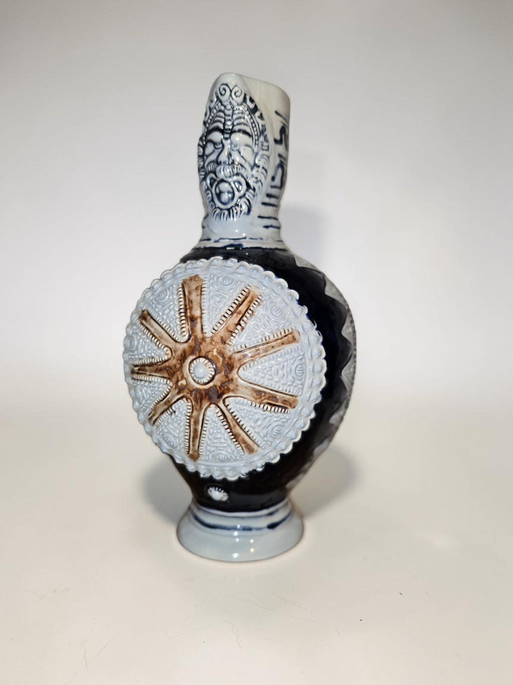 Antike Westerwald Steinzeug Flasche (ca. 1900) – Handgearbeitetes Relief