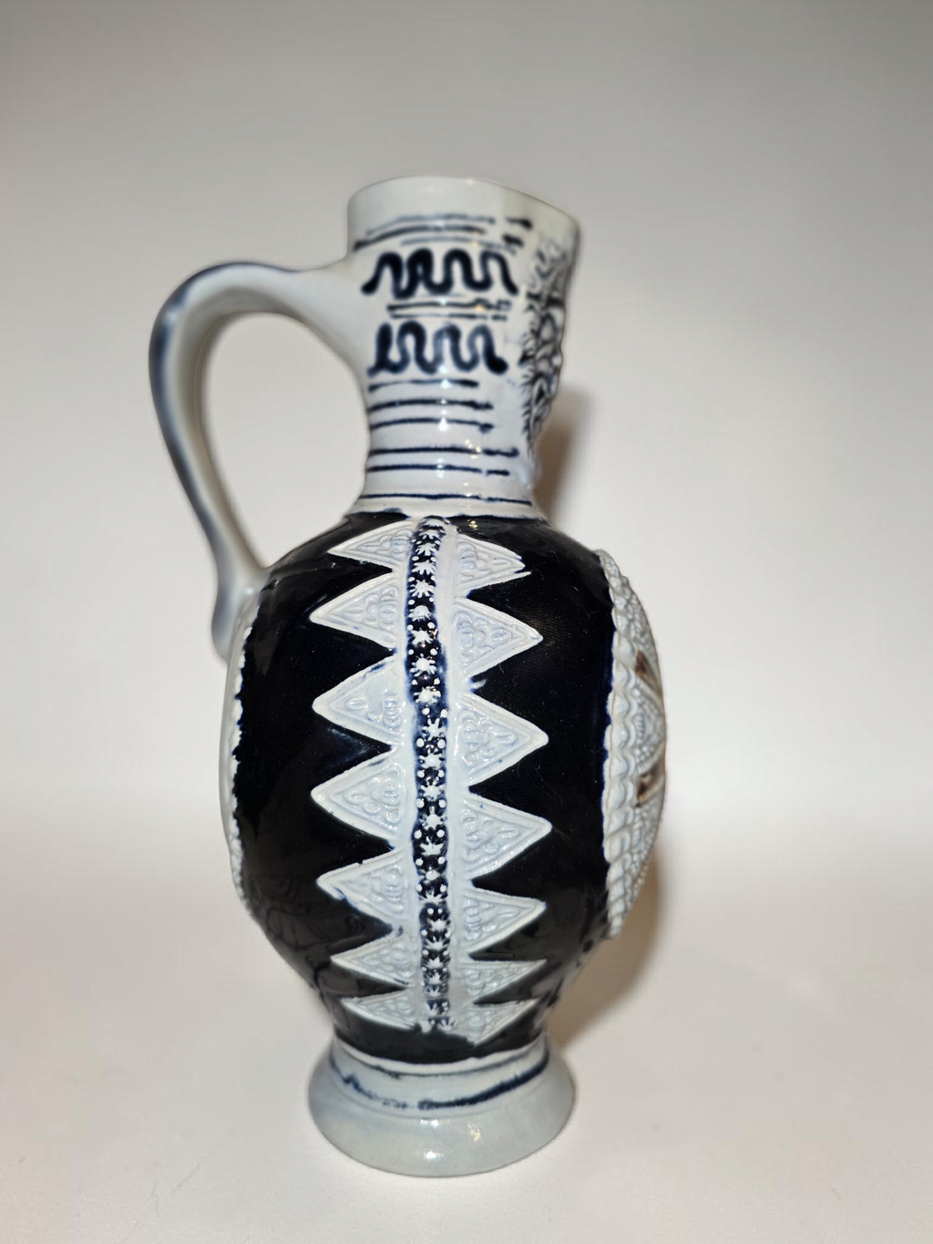 Antike Westerwald Steinzeug Flasche (ca. 1900) – Handgearbeitetes Relief